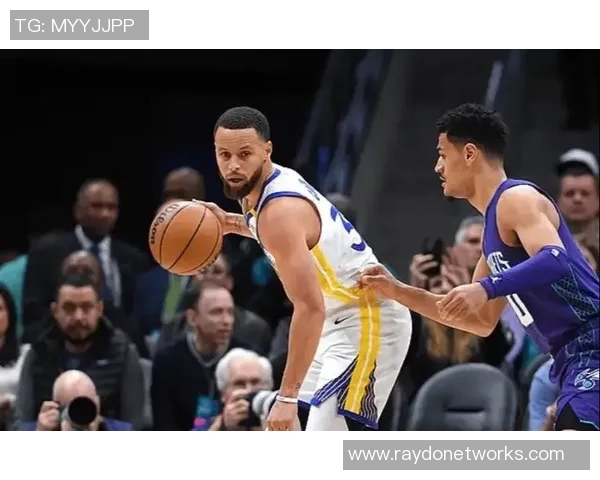 勇士对阵黄蜂库里单节狂砍28分精彩回放震撼全场